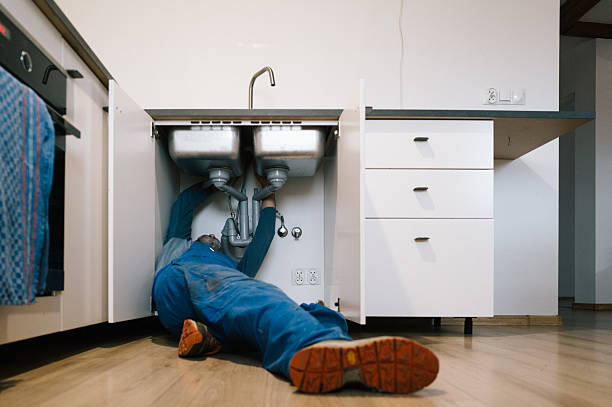Professional Emergency Plumber technician working in Portland, MI
